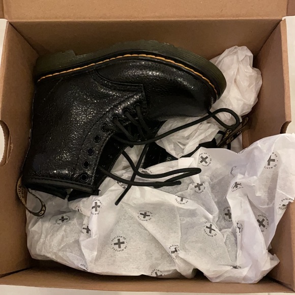 Dr Martens Toddler Crinkle Metallic Boots SZ 8 - Picture 2 of 7